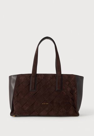 Тъмнокафява чанта тип тоут Michael Kors с предна част с ромбовиден капитонаж, гладки странични панели и две дълги дръжки.
