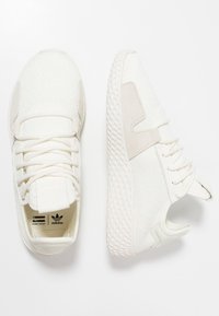 Vitaid athletic sneakers med strukturerad stickad ovandel, mockadetaljer, platta snörningar och en formsprutad gummisula med diamantmönster.