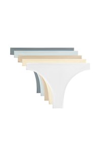 Een rij van zes stringonderbroeken in verschillende kleuren: blauw, lichtblauw, beige, bleekgeel, crème en wit, die hun taillebanddesign tonen.