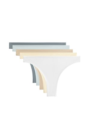 Rząd sześciu majtek-stringów w różnych kolorach: niebieskim, jasnoniebieskim, beżowym, jasnopomarańczowym, kremowym i białym, prezentujących swój design pasa.