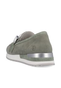 Groene suède instapper met een ronde neus, voorzien van een decoratieve strik en een zilverkleurig accent op de hiel. Witte rubberen zool.