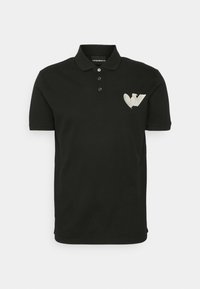 Svart polo t-shirt i bomull, med en treknappad knäppning och en hjärtformad logotyp i silver på vänster bröst. Korta ärmar.