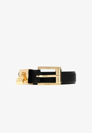 Ceinture en cuir noire avec une boucle rectangulaire dorée brillante et un petit cadenas doré près de la fermeture.