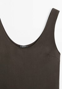 Abito senza maniche in lino marrone scuro con scollo a U e etichetta del marchio visibile cucita all'interno.