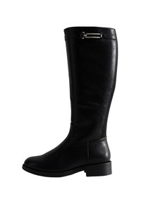 Bota de cuero negro hasta la rodilla con un acabado suave, que presenta un bajo tacón de bloque, un pequeño acento metálico y paneles laterales de elastano para mayor flexibilidad.