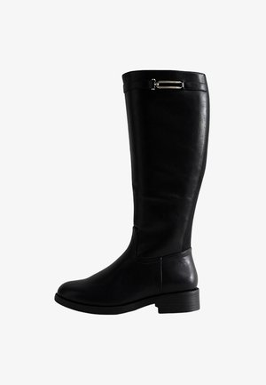 Botte en cuir noir hauteur genou avec une finition lisse, dotée d'un petit talon carré, d'un petit accent métallique et de panneaux latéraux en élastique pour plus de flexibilité.