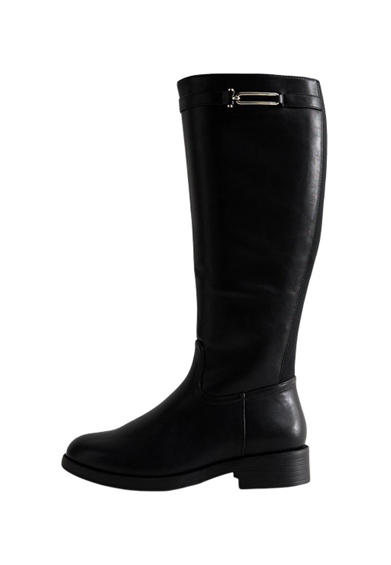 Bota de cuero negro hasta la rodilla con un acabado suave, que presenta un bajo tacón de bloque, un pequeño acento metálico y paneles laterales de elastano para mayor flexibilidad.