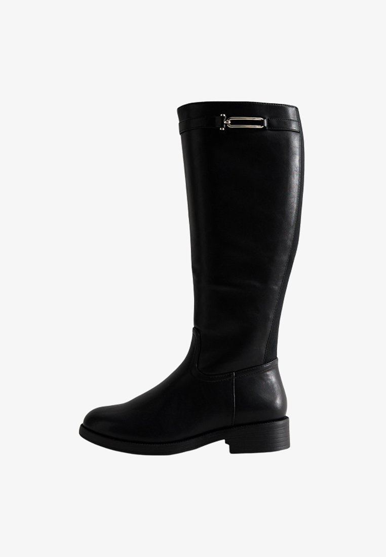 Bota de cuero negro hasta la rodilla con un acabado suave, que presenta un bajo tacón de bloque, un pequeño acento metálico y paneles laterales de elastano para mayor flexibilidad.