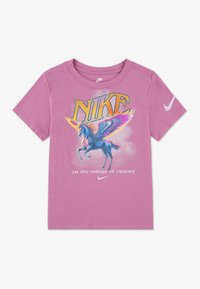 Nike Sportswear NKG PEGASUS TEE - T-shirt med print - magic flamingo