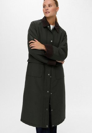 Manteau vert foncé, longueur genoux, avec une fermeture à boutons, deux grandes poches avant, et un col et des poignets en velours côtelé marron. Texture lisse, design minimaliste.