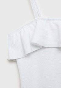 Witte zwemkleding met een textuurstof, verstelbare banden en een gerimpelde rand langs de halslijn voor extra detail.