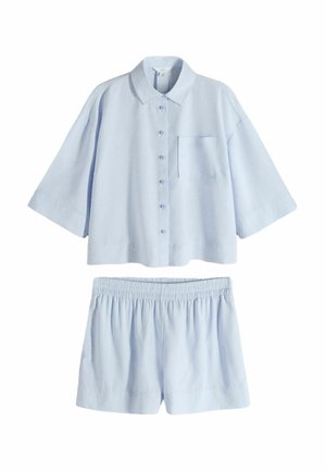 Hellblaues kurzärmeliges Hemd mit Knöpfen und Brusttasche, kombiniert mit passenden Shorts mit elastischem Bund.