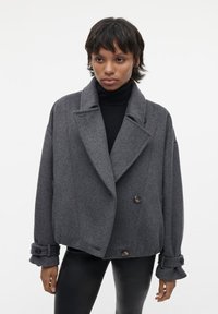 Giacca di lana grigia con colletto oversize, bottoni doppi e maniche arrotolate. Tessuto morbido, vestibilità rilassata e design minimale.