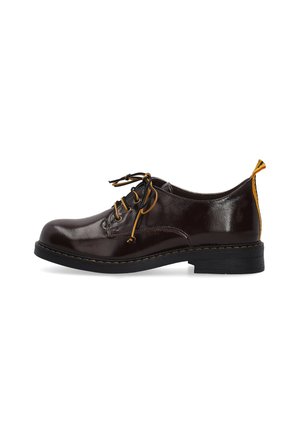Dunkelbrauner Leder-Schnürschuh mit niedrigem Schaft, schwarzer Sohle und gelbem Stoff-Zuglasche an der Ferse, seitlich gezeigt.