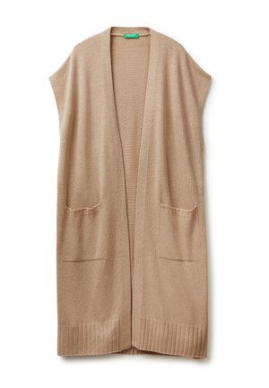 Beżowy bezrękawnik z miękkiego materiału, z otwartym przodem, dwoma przednimi kieszeniami oraz prążkowanym wykończeniem dla tekstury.