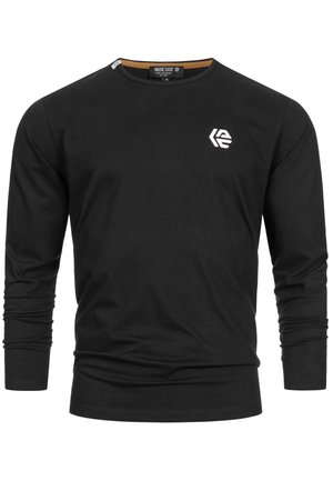 Camisa negra de manga larga hecha de algodón, con un cuello redondo y un pequeño logo blanco en el lado izquierdo del pecho. Textura suave, diseño ajustado.
