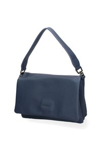 Borsa a mano in pelle blu navy con finitura texurizzata, dotata di una tracolla ampia e hardware argentato, progettata con una chiusura a ribalta.