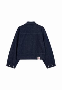 Mørkeblå denimjakke med lange ermer, knappede mansjetter og en liten "Oh April"-etikett nær den nederste kanten på baksiden.