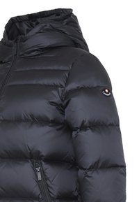 Giacca a vento nera con cappuccio, dotata di chiusura con zip, motivo trapuntato e un patch con logo sulla spalla. Materiale liscio e lucido.