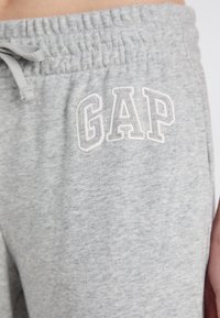 GAP HERITAGE - Jogginghose - light heather grey