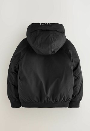 Schwarze gepolsterte Jacke mit Kapuze, ausgestattet mit einem gerippten Saum und Bündchen. Auf dem Rücken befindet sich der Markenname "BAKER" in weißen Buchstaben am Kragen.