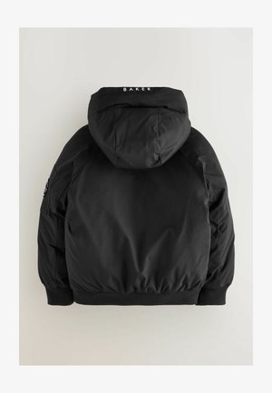 Juodas paminkštintas striukė su kapišonu, turinti raukšlėtą apačią ir rankogalius. Nugarinėje dalyje prie apykaklės baltomis raidėmis užrašyta prekės ženklo pavadinimas "BAKER".