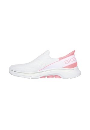 Leichter weißer Mesh-Slipper mit rosa Akzenten, abgerundeter Zehenkappe, gepolsterter Sohle und strukturiertem Obermaterial für Atmungsaktivität.