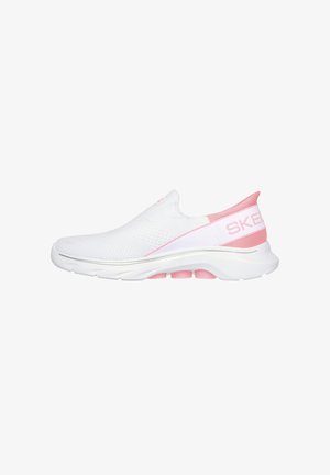 Leichter weißer Mesh-Slipper mit rosa Akzenten, abgerundeter Zehenkappe, gepolsterter Sohle und strukturiertem Obermaterial für Atmungsaktivität.
