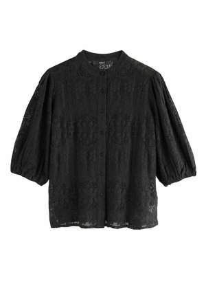Fekete csipkeblúz, illetve galléros nyakkivágás, elöl gombos zárással és puffos ujjal, virágmintázattal és textúrált részletekkel.