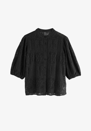 Fekete csipkeblúz, illetve galléros nyakkivágás, elöl gombos zárással és puffos ujjal, virágmintázattal és textúrált részletekkel.