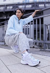Puma MORPHIC - Sneaker low - white/vivid violet