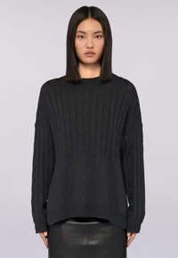 Maglione nero a maglia con una texture a coste e motivi a treccia, maniche lunghe e una vestibilità comoda. Materiale morbido e spesso.