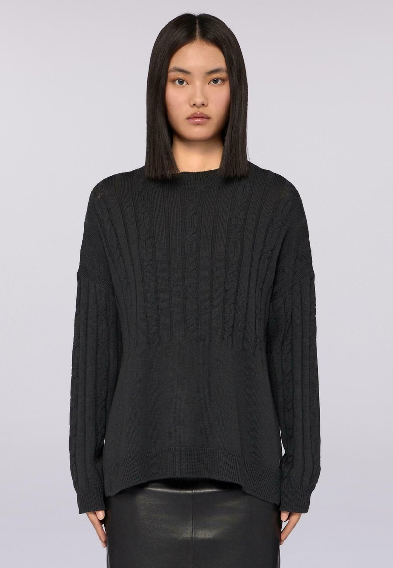Maglione nero a maglia con una texture a coste e motivi a treccia, maniche lunghe e una vestibilità comoda. Materiale morbido e spesso.
