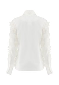 Weiße Bluse mit langen Ärmeln, verziert mit dreidimensionaler Blumenstickerei. Glatter Stoff mit klassischem Kragen und knöpfbaren Manschetten.