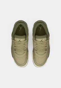 Olivové tenisky s textúrovaným zvrškom, plochými šnúrkami a bielou gumovou podrážkou. Obsahujú logo Jumpman na jazyku a stielke.