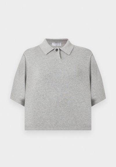 Ανοιχτό γκρι πλεκτό πόλο με κοντά μανίκια, ένα κουμπί στο γιακά και ribbed άκρα στα μανίκια και το τελείωμα.