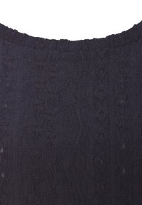 Dunkelviolettes Strickoberteil mit einem strukturierten Muster, das abwechselnd erhabene und flache Abschnitte aufweist. Rundhalsausschnitt mit ribbeltem Saum.