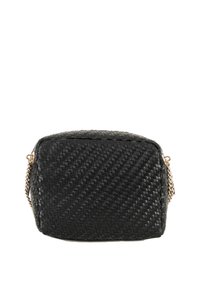 Borsa a tracolla nera intrecciata di forma rettangolare, con catena dorata e superficie liscia, che mostra dettagli di intreccio elaborati.