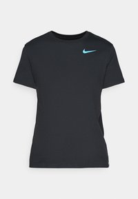 Musta lyhythihainen T-paita, joka on valmistettu puuvillasekoitteesta. Vasemman rinnan kohdalla on hillitty vaaleansininen Nike-logo. Sileä rakenne.