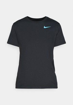 T-shirt noir à manches courtes fabriqué en mélange de coton, avec un logo Nike bleu clair subtil sur la poitrine à gauche. Texture lisse.