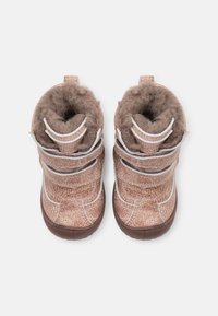 Pár růžových texturovaných zimních bot pro děti s hnědým kožíškem a dvěma suchými zipy, zobrazených z vrchu na bílém pozadí.