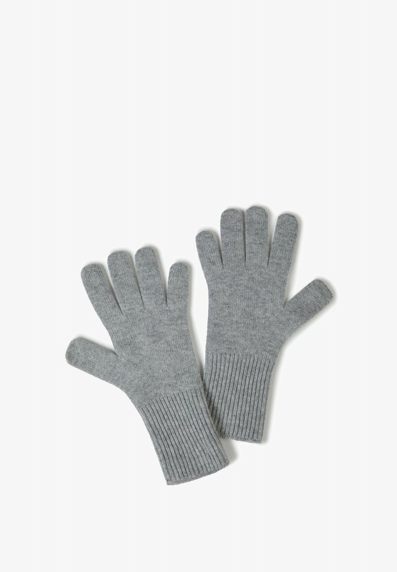 Paire de gants en maille gris clair avec poignets côtelés, posés à plat avec les doigts étendus sur un fond blanc.