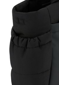 Svart vadderad jackkrage med kviltad textur, elastiska rynkningar och en fyrkantig tygetikett, med slätt tyg på jackans kropp.