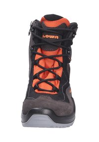 Zwarte en oranje wandelschoen met een bovenwerk van suede en mesh, voorzien van een rubberen zool, zichtbare veters en een ritsdetail aan de zijkant.