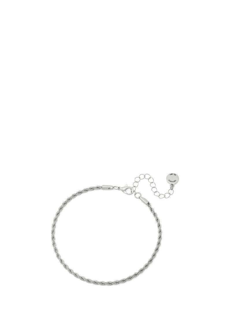 Bracelet en chaîne torsadée argentée avec fermoir mousqueton, comprenant une chaîne ajustable et un petit charme rond. Texture lisse et finition brillante.