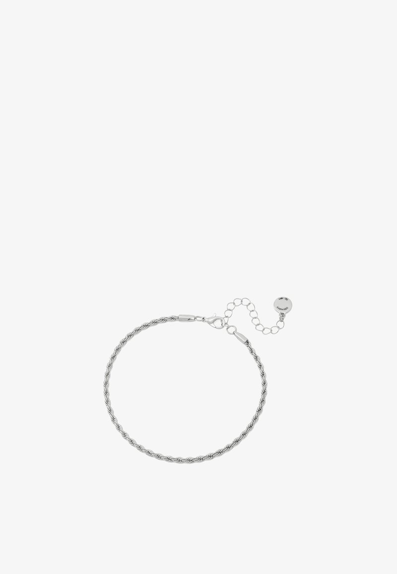 Bracelet en chaîne torsadée argentée avec fermoir mousqueton, comprenant une chaîne ajustable et un petit charme rond. Texture lisse et finition brillante.