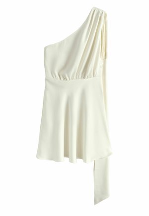 Weißes One-Shoulder-Kleid mit tailliertem Schnitt, ausgestelltem Rock und einem verlängerten Stoffdetail, das von der Schulter herabhängt.