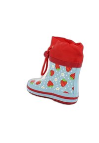 Botte de pluie en caoutchouc bleu avec un haut rouge, munie d'un cordon. Décorée de fraises rouges et de fleurs blanches sur un fond bleu.