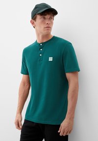 s.Oliver MIT HENLEY-AUSSCHNITT - Jednoduché tričko - tannengrün