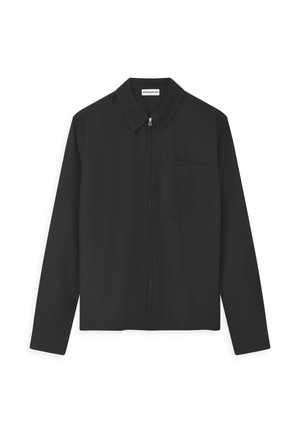 Sort langærmet skjorte med lynlås foran, spids krave og en brystlomme. Fremstillet af et glat stof med et minimalistisk design.